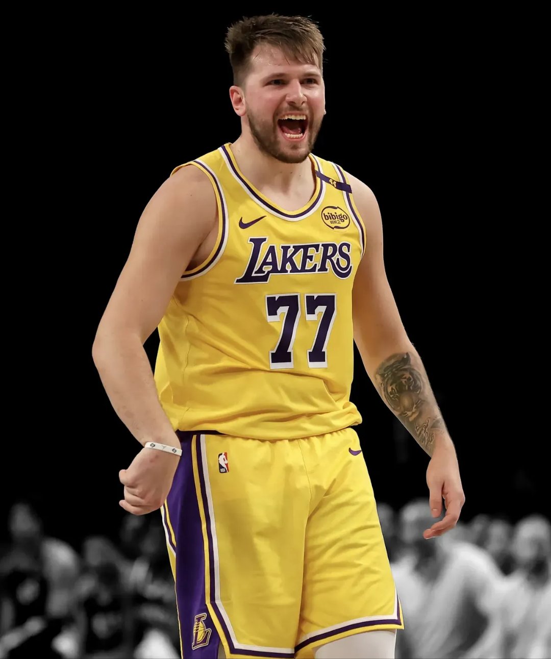 关于东契奇回归赛场，精彩发挥首场状态亮眼，DWG观众沸腾！的信息